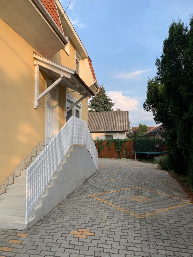Gazlang Apartman ไฮจ์ดุสโซบอสโล ภายนอก รูปภาพ